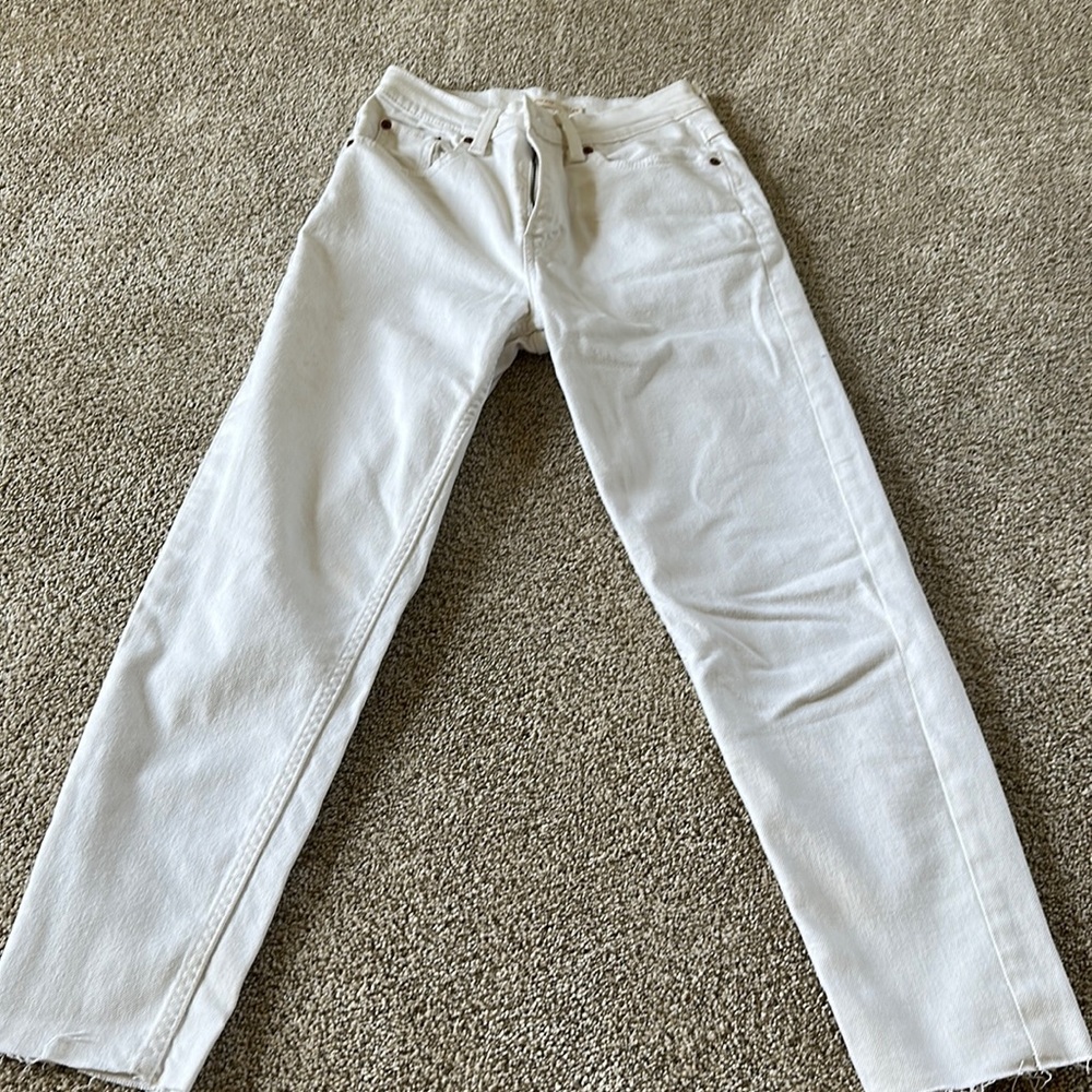 Cream Levi’s Mom Jean ~ Size 25 (fits 25-26)